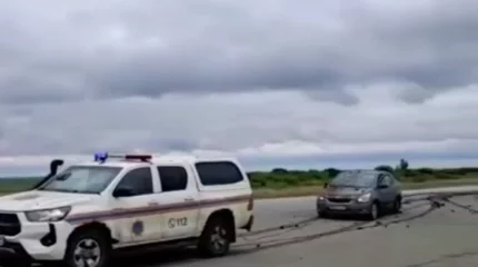 Спасатели привезли бензин и вытащили из грязи семью в СКО