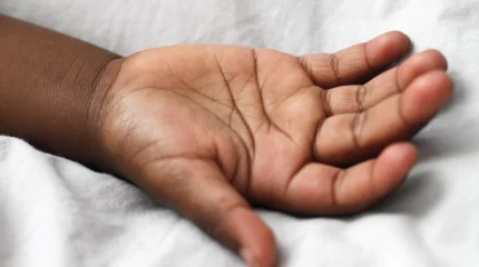 Подростка ударило током на крыше поезда в Алматы