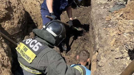 Рабочего засыпало землей в Костанае