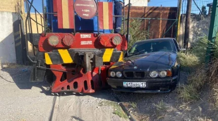 Легковушка столкнулась с тепловозом в Шымкенте