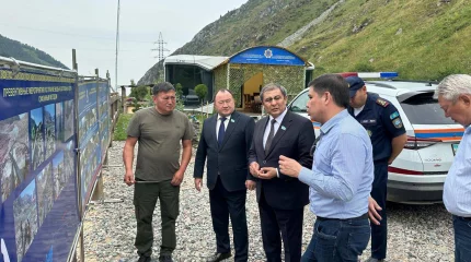 Сенаторлар мұздық көлдер мен гидротехникалық құрылыстардың жай-күйімен танысты