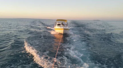 Катер с людьми сломался посреди Алаколя