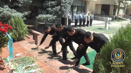 Алматыда полицейлер қызметтік борышын өтеу кезінде қаза тапқан әріптестерін еске алды