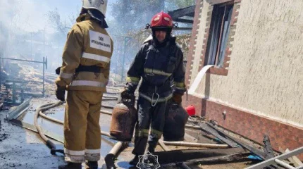 ТЖМ қызметкерлері өрт кезінде әжені құтқарып, жарылыстың алдын алды