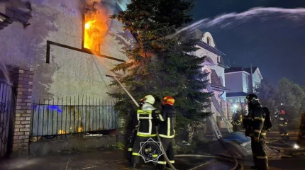 Астанада үш қабатты қонақ үй өртеніп жатыр