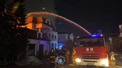 Пожар тушат в районе элитных кварталов Астаны