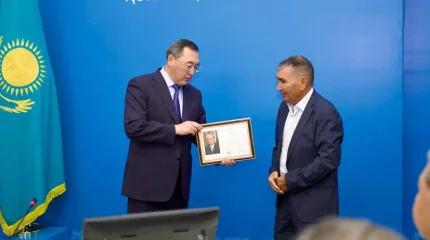 Он жастағы баланы иттерден құтқарған адам Президенттен марапат алды