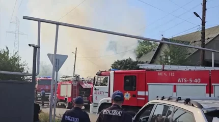 Пожар повышенного ранга потушили в одном из частных секторов Алматы