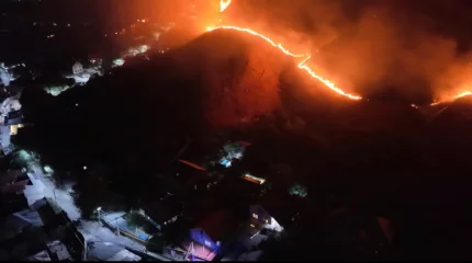 Огонь поднимался в горы: в Медеуском районе Алматы горел склон на площади 15 гектаров