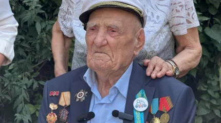 Әскери қызметшілер 98 жастағы соғыс ардагерін туған күнімен құттықтады