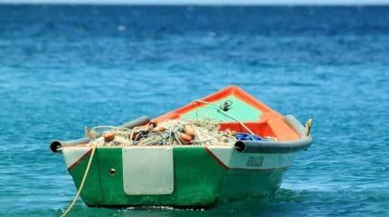 Лодка с туристами перевернулась на Бухтарминском водохранилище