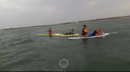 Десятки человек на байдарках и китбордах унесло волнами в Капчагайское водохранилище