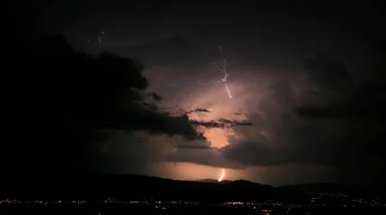 Гроза могла стать причиной схода пассажирского поезда с рельсов в Германии