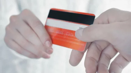 О наказании за передачу банковских карт предупредили в МВД