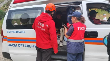 Алматы тауларында ТЖМ құтқарушылары тау ауруының белгілері бар жігітке көмекке келді