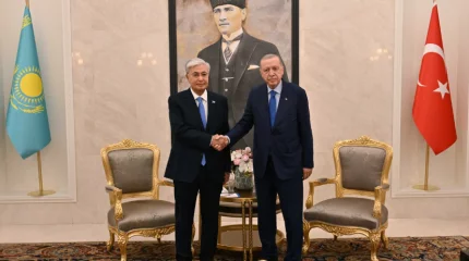 Токаев и Эрдоган обменялись тёплыми словами в аэропорту накануне переговоров