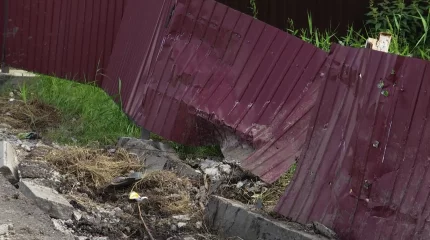 Қызылжарда газель көлігі аударылып, жеке үйдің қоршауын бұзды