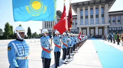 Почётный караул, конная гвардия и артиллерийские залпы: Токаева встретили в президентском дворце Анкары