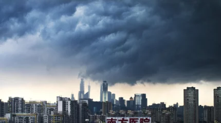 Казахстан разделят ливни, грозы и пыльные бури