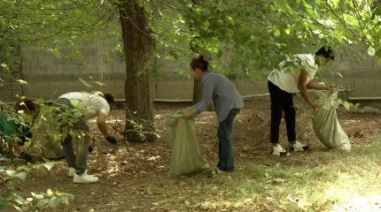 Члены партии "AMANAT" очистили от мусора один из районов Астаны