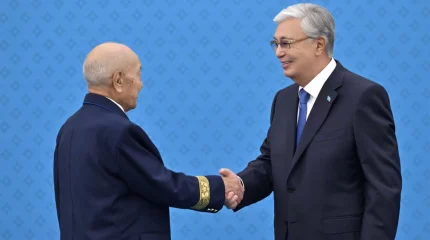 Высшую госнаграду в Казахстане впервые вручили железнодорожнику