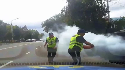 Воспламенившийся BMW потушили костанайские полицейские