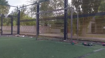 Павлодарда 6 жастағы баланың үстіне футбол қақпасы құлап кетті