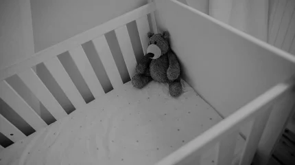 Скончался мальчик, которого мать выбросила с пятого этажа в Павлодаре