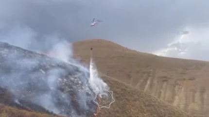С вертолёта тушат пожар в горах Алматинской области