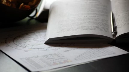 Гороскоп на 4 августа 2025 года: День гибкости, общения и системного подхода