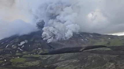 На Камчатке пробуждаются вулканы: Крашенинников выбросил пепел, Ключевской льет лаву (ВИДЕО)