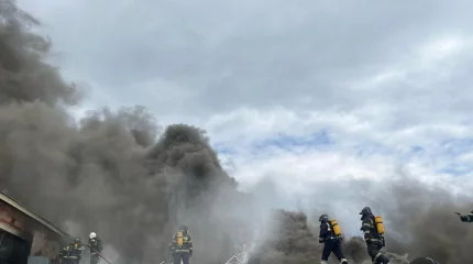 Крупный пожар тушат на молочном комбинате Уральска