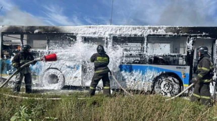 Пассажирский автобус загорелся рядом с АЗС в Усть-Каменогорске