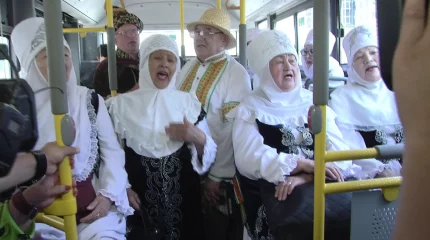 Әжелер автобуста Абай әндерін шырқады