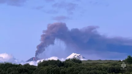 На Камчатке извергается Ключевской вулкан: объявлен «красный» уровень авиаопасности