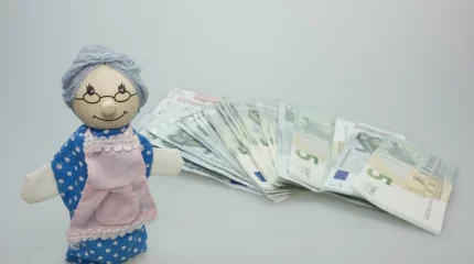 Казахстанцы массово снимают пенсионные излишки - в июле подано рекордное число заявлений
