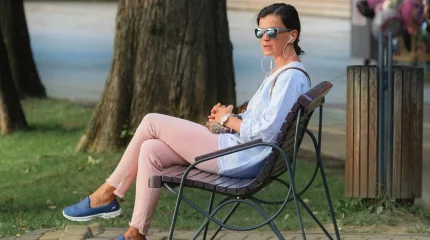 Поза «нога на ногу»: почему это может быть опасно для здоровья