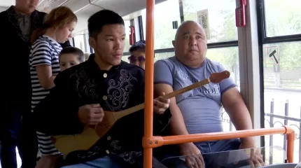 Павлодарда жастар қоғамдық көлікте Абай әндерін шырқады