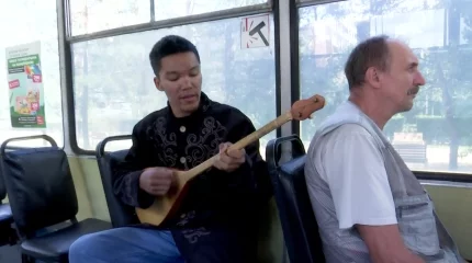 Активисты «Жастар Рухы» исполнили песни Абая в павлодарских трамваях