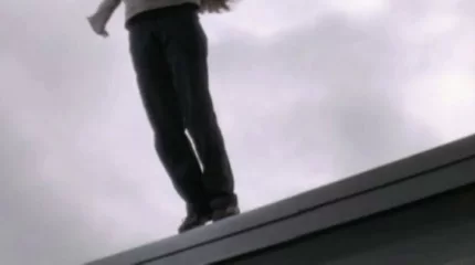 Жительница Уральска пыталась сброситься с крыши дома