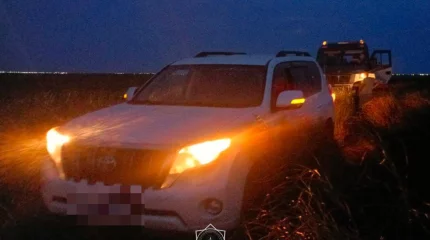 Путешествующих на внедорожнике спасли из болота в Атырауской области