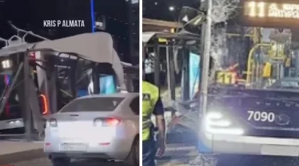 Троллейбус въехал в автобусную остановку в Алматы