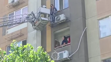 Женщина повисла с пятого этажа во время мытья окон в Алматы