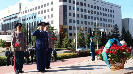 Министр обороны возложил цветы к памятнику Абая