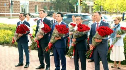 В Астане почтили память Абая Кунанбайулы в день его 180-летия