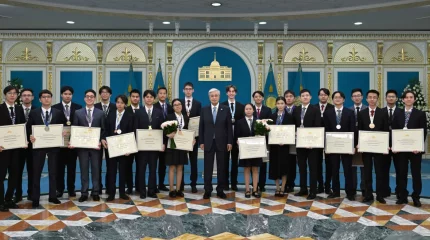 Президент вручил победителям школьных олимпиад миллионные премии