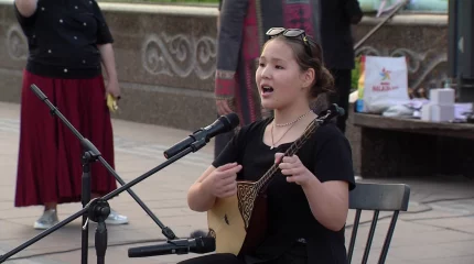 Ашық аспан астында Абай өлеңдері оқылып, әндері шырқалды