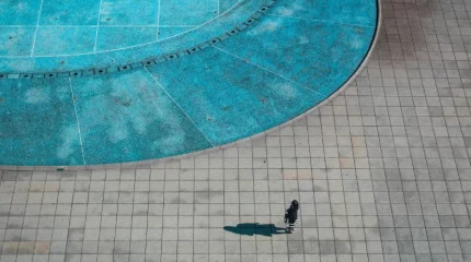 Волосы девочки затянуло в трубу бассейна в Москве