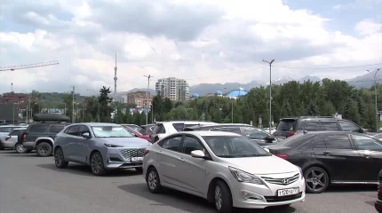 "5 кругов, чтобы припарковаться": когда в Алматы решится проблема с парковками?