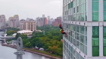 Столичные спасатели отработали спецоперацию на высоте 28 этажей (ВИДЕО)